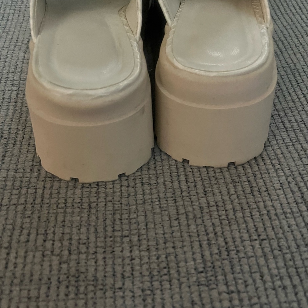 Willow Tree Cream Textured Leather Mule Clogs with Gold Hardware - Picture 4 of 8